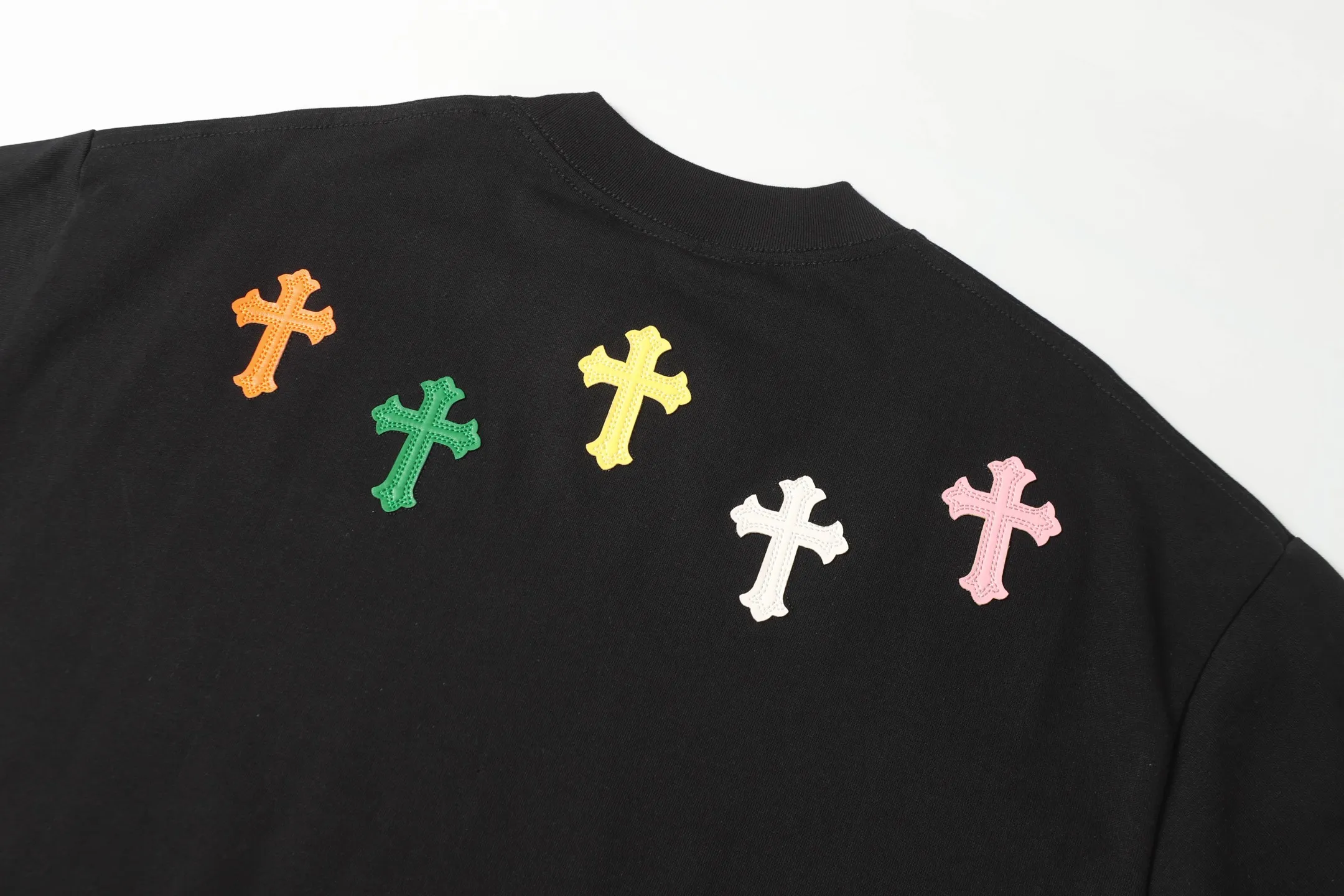 P150 Chrome Hearts CH Chrome Hearts cross leather embroidered short-sleeved T-shirt. Made with imported Tajima machine. The leather is custom-dyed. The hardware accessories are all custom-made. Correctly configured. Black 2025 Chrome Hearts authentic packaging. 280 grams of custom-dyed double-yarn cotton. Large version. Loose and stylish. The difference between low version and slim version is that the upper body stretches the hips. 100% commitment: top quality. Not fast food. The highest version on the market. Top quality - Differentiate from the ordinary versions on the market. If you care about quality, you should also respect the price. Absolutely 0 after-sales service. 0 return rate so far. It’s hard not to love the style - 280g double yarn cotton custom-dyed fabric - Correct high-density main mark, washed tag, hand-sewn